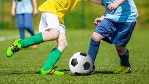 精彩对决！卡拉巴赫与阿贾克斯半场战平1-1，杜兰神射破门，多尔贝格力挽狂澜扳平比分！